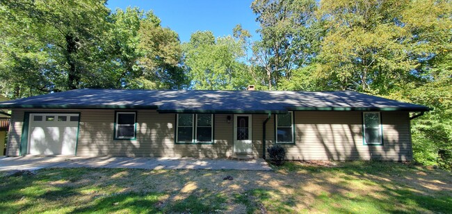 Building Photo - 733 Forest Hills Dr