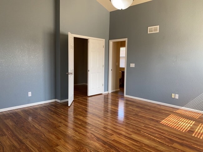 Building Photo - Beautiful 2-Story home near Ft Collins Country Club with easy access to I-25.