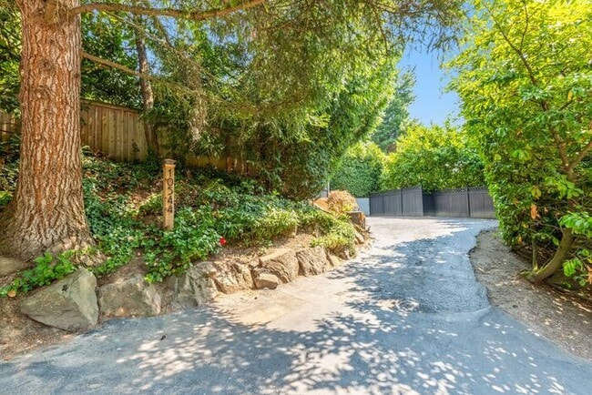 Building Photo - Elegant Air-Conditioned Newly Remodeled Matthews Beach Rambler