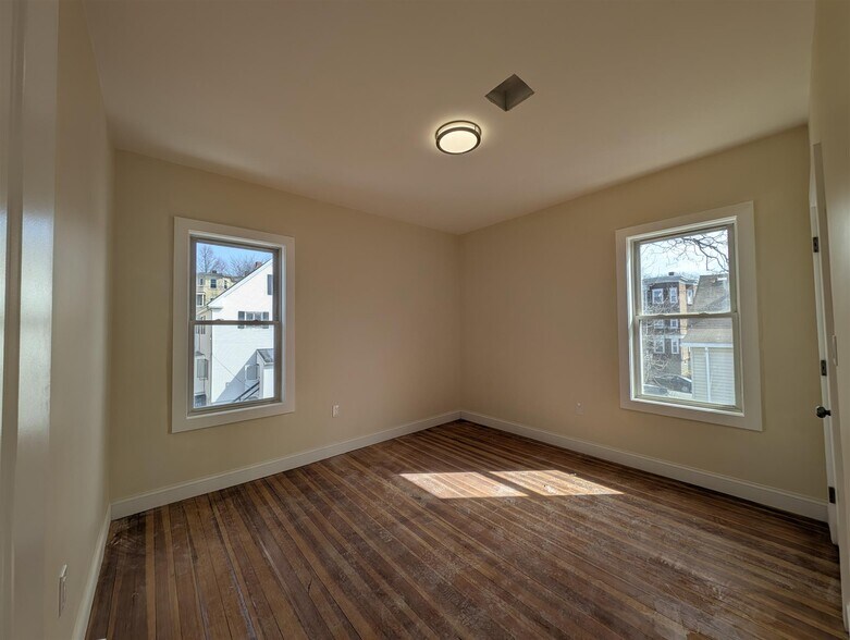 Building Photo - 5 Lowell Cir