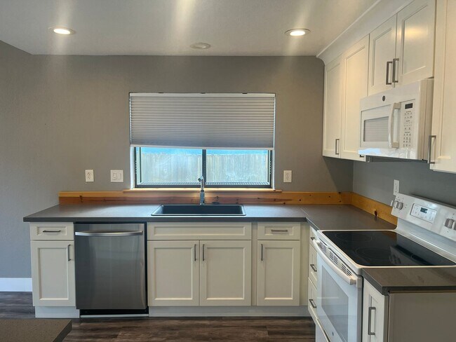Building Photo - Three Bedroom, Two Bathroom Single Family ...
