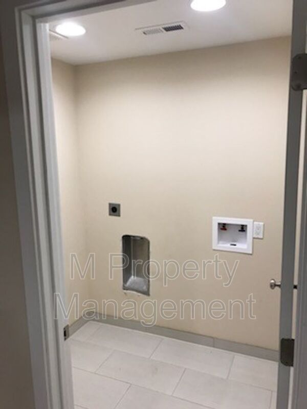 Building Photo - 250 S Harris Ave