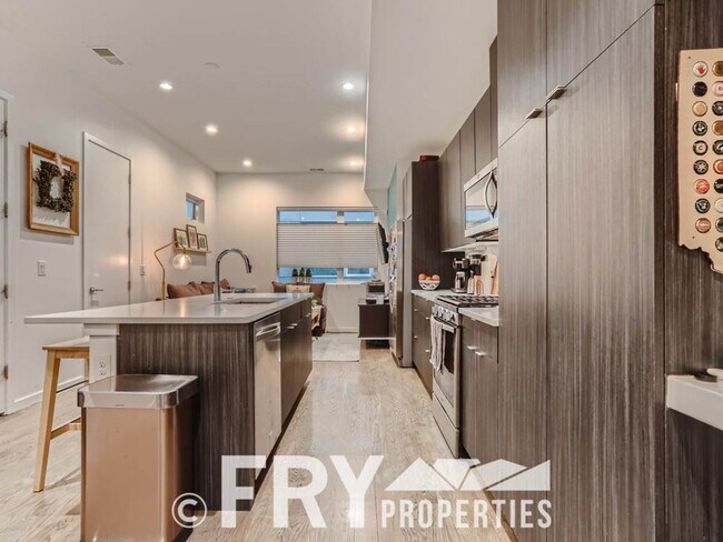 Building Photo - Beautiful townhome in the Sloans Lake Neighborhood.