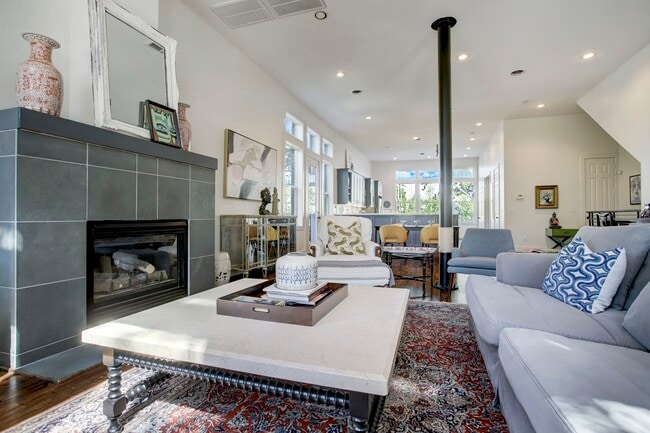 Building Photo - 513 E 11th St