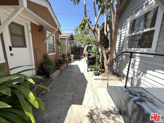 Building Photo - 424 N Venice Blvd