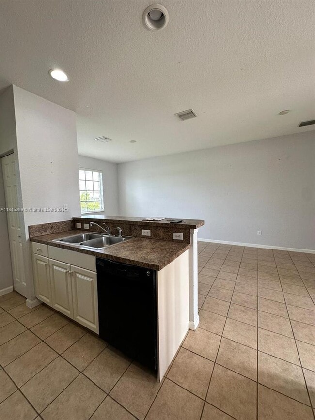 Building Photo - 2041 Nassau Dr
