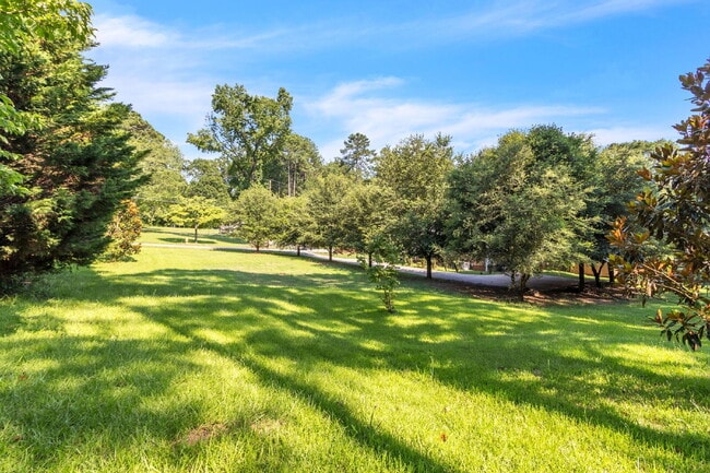 Building Photo - Cute Bungalow Style 2-Bedroom Haven with H...