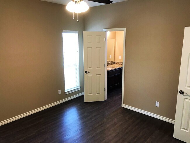 Building Photo - 617 Pecan Ct
