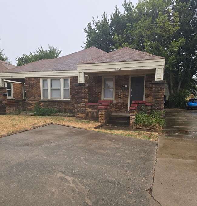 Building Photo - Front Duplex on 11th