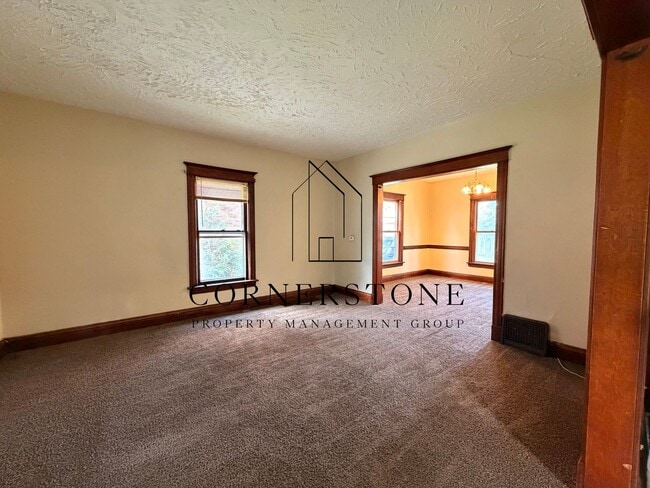 Building Photo - 3 Bedroom House - $850