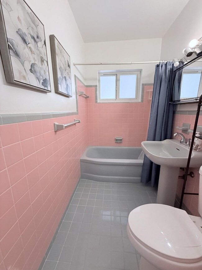 Building Photo - 957 W 67th St