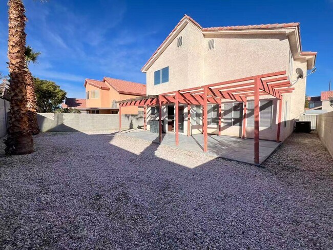 Building Photo - Stunning 5 bedroom, 2.5 bathroom home