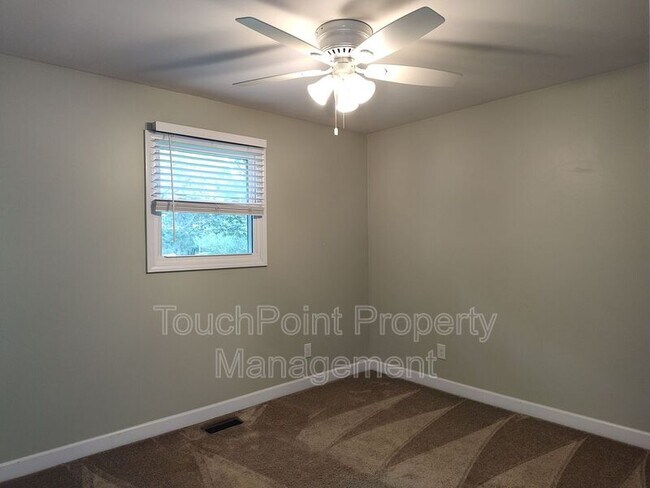Building Photo - 303 Cedarwood Ln