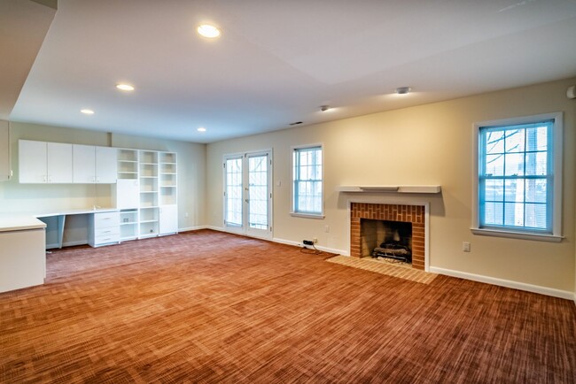 Building Photo - Luxurious 3 Bed 2 Full 2 Half Bath Brick T...