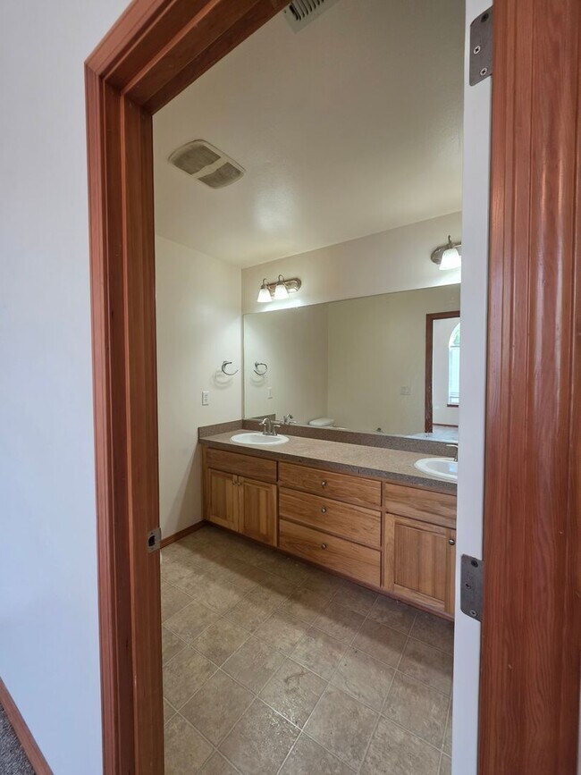 Building Photo - 355 SW Pemberly Loop
