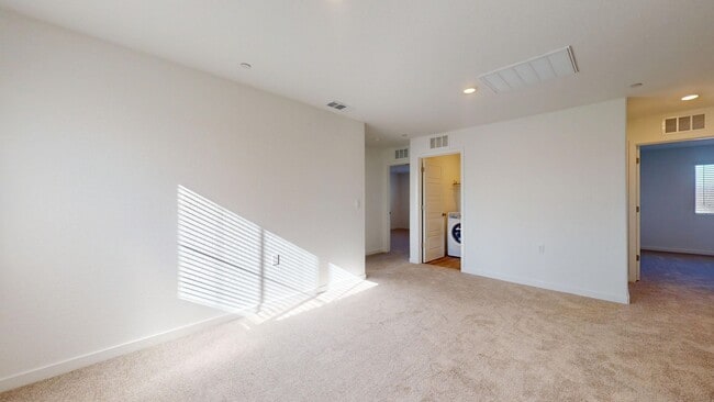 Building Photo - 4469 Buckingham Ave