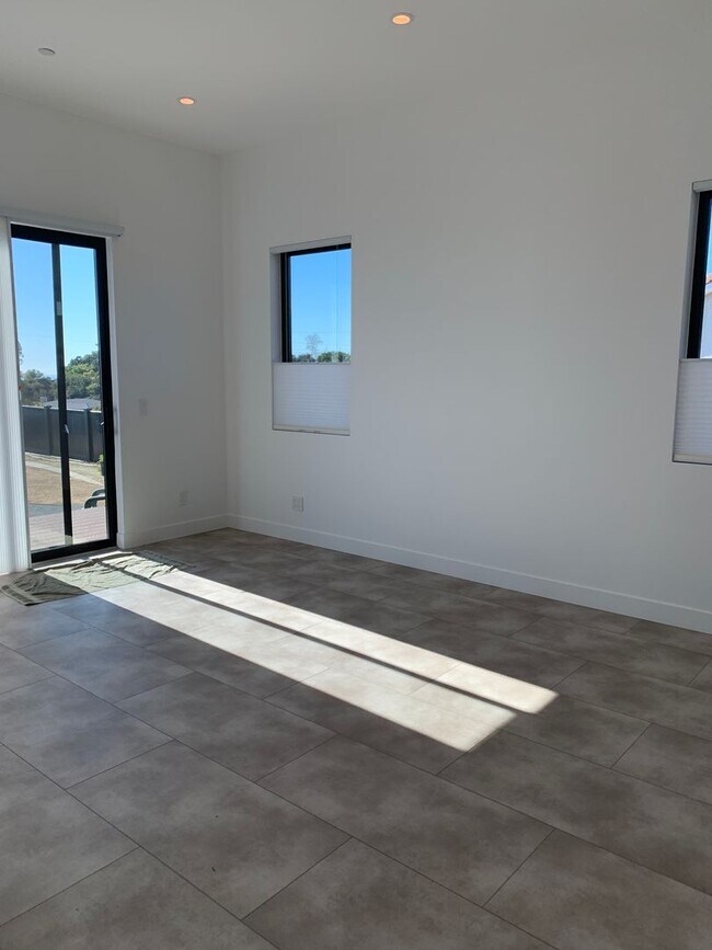 Building Photo - Clear Point Home - Ventura- Ocean Views - 4+3.5