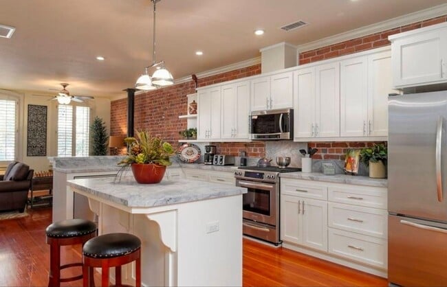 Building Photo - 4 bedroom 2 bath home