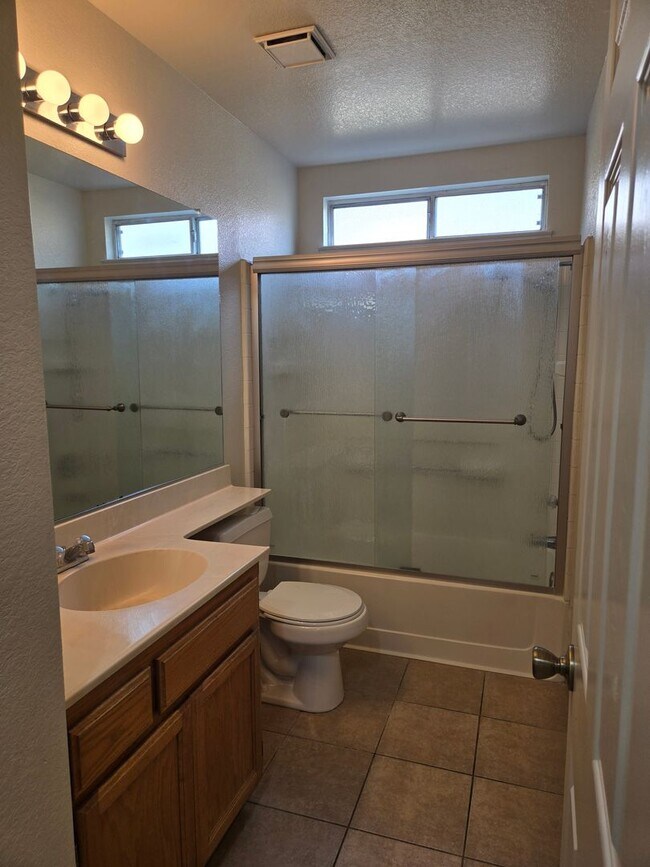 Building Photo - 348 Leffler Pl