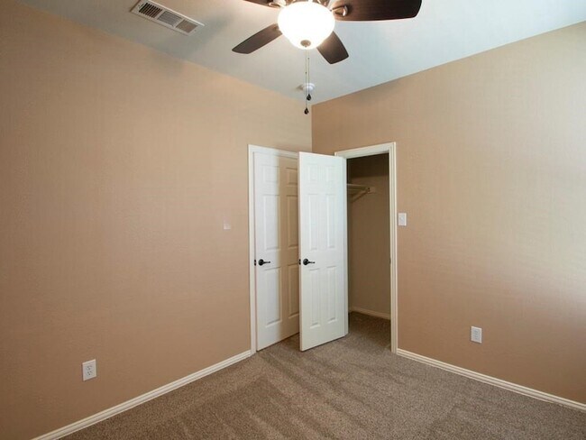 Building Photo - 417 Hackberry Dr