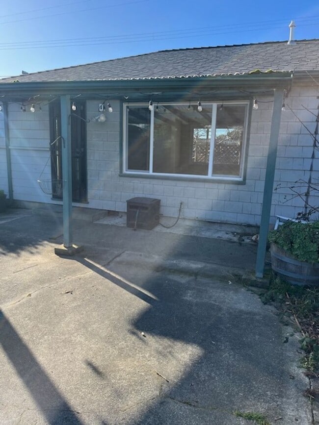 Building Photo - 2 Bedroom/ 1 Bath House in Eureka, Single ...