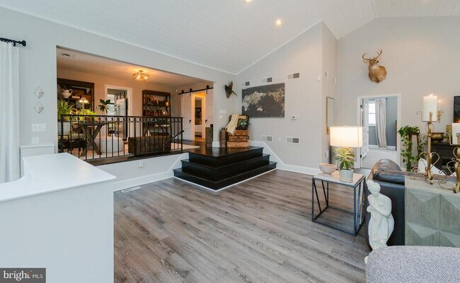 Building Photo - 15841 York Rd