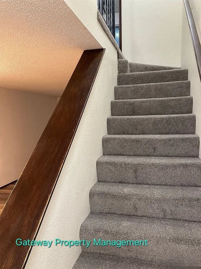 Building Photo - 2 bedroom Townhouse outside Shelton