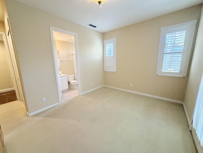 Building Photo - 128 Regent Dr
