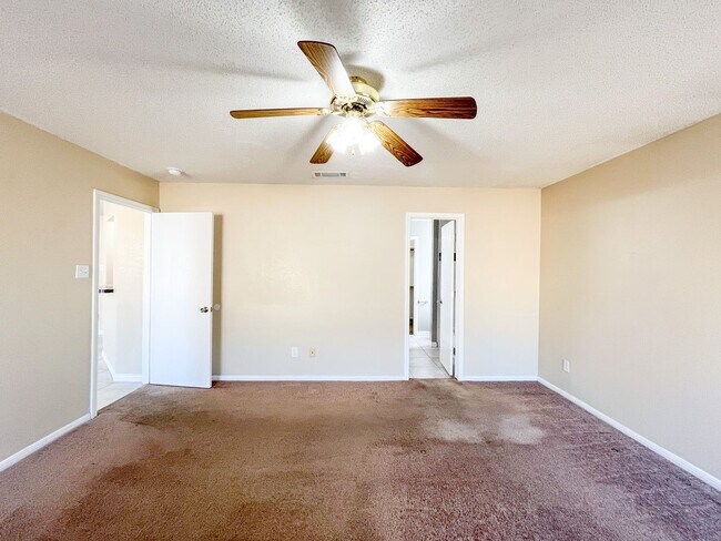 Building Photo - Available NOW!!!! Beautiful 4 bedroom, 2 bath, 2 car garage home with a privacy fenced yard and c...