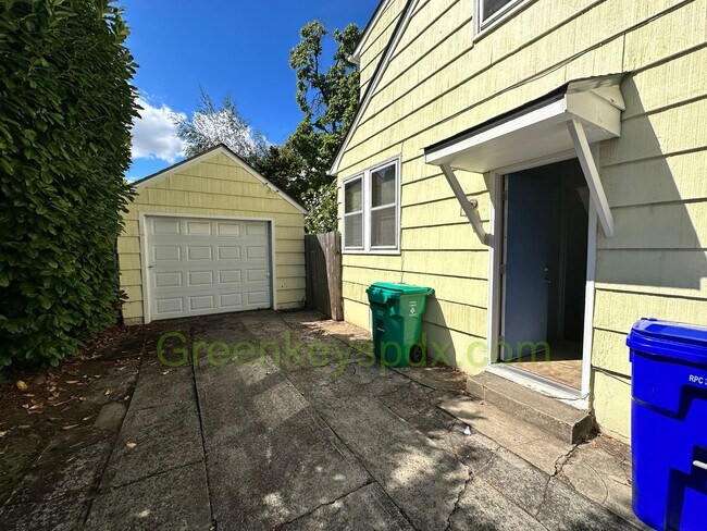 Building Photo - Gorgeous Pet-Friendly 3 Bedroom 1 Bath House