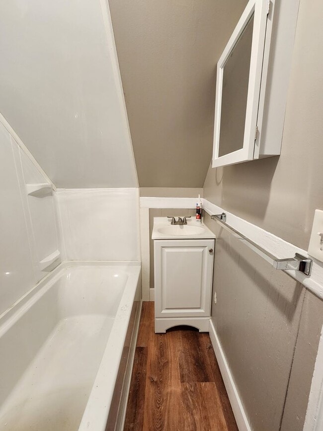 Building Photo - Three Bedroom Single Family Home!