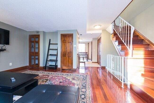 Building Photo - 474 E 7th St