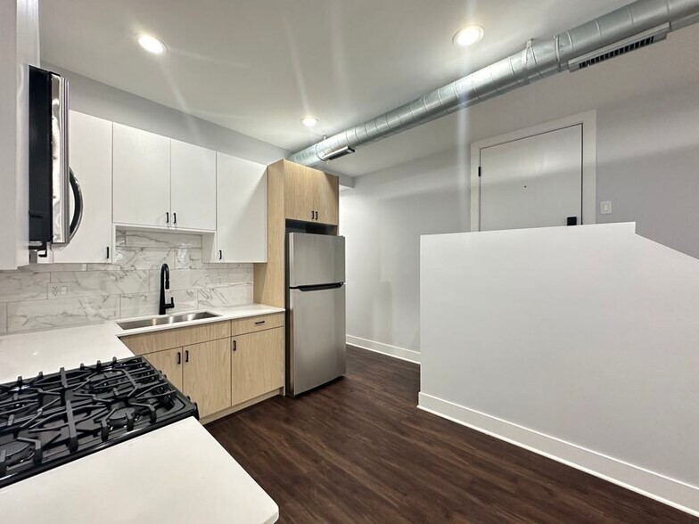 Building Photo - 2171 W Wilson Ave