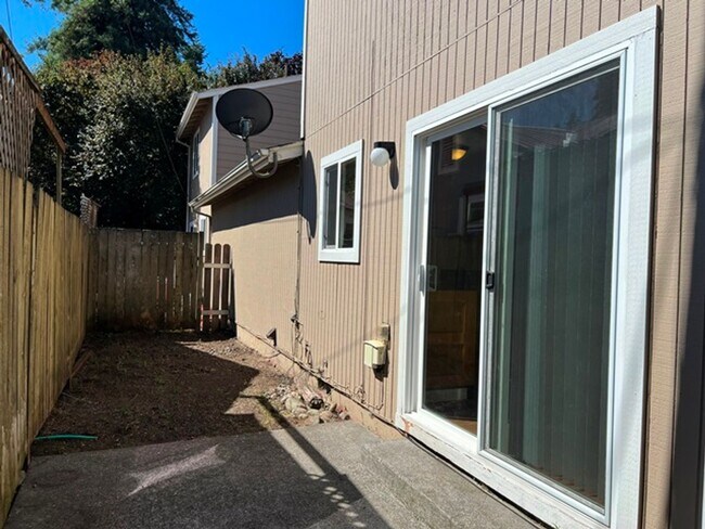 Building Photo - 1288 E Santiam St