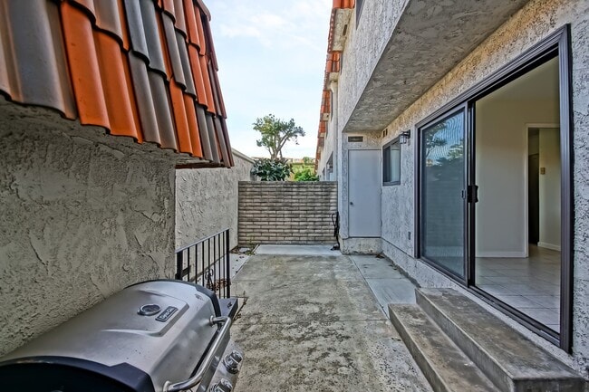 Building Photo - Bright & Airy, End-Unit 3BR2.5BA Townhouse w/ 2-Car Garage in Beautiful Gated Community w/ Pool &...