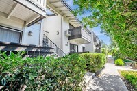 Building Photo - Freshly Updated, Upstairs Condo Unit for Rent