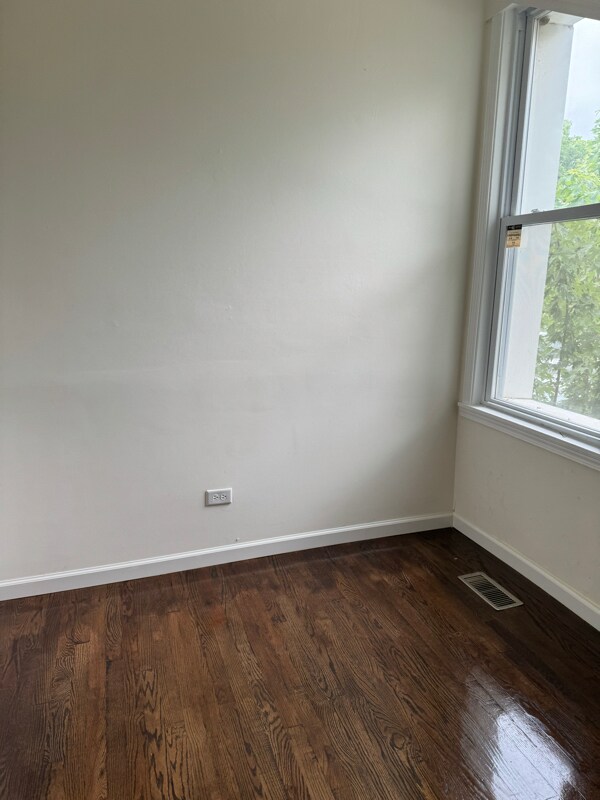Building Photo - 411 N Hamlin Ave