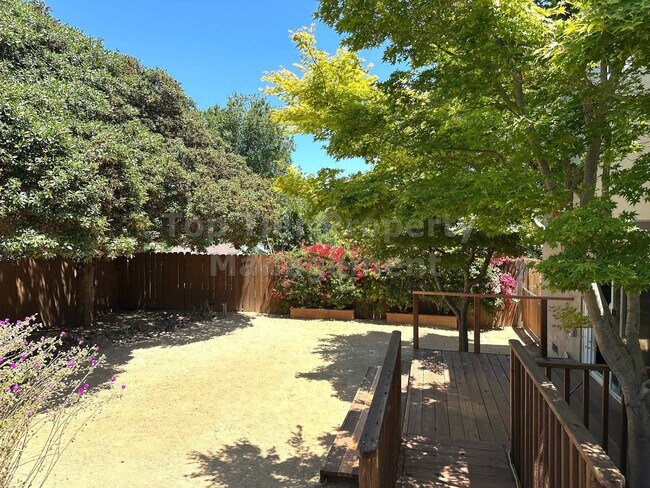 Building Photo - Spacious 4 Bed / 2.5 Bath / 2,106 Sqft Mar...