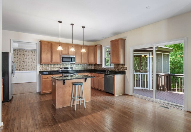 Building Photo - FABULOUS 5 BEDROOM RENOVATED HOME IN HAMPTON PARK