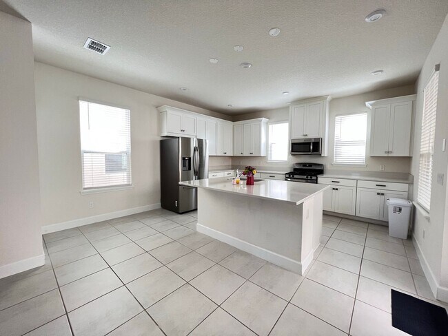 Building Photo - Gorgeous Furnished Home in Winter Garden!