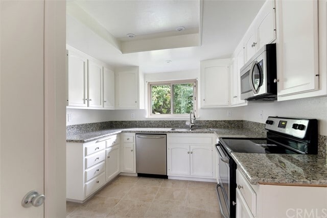 Building Photo - 31618 W Nine Dr