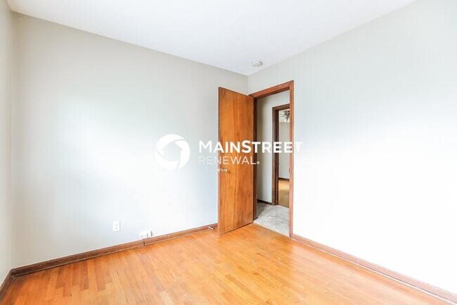 Building Photo - 3 Bedroom Pet-Friendly Home in Kansas City, MO with Main Street Renewal
