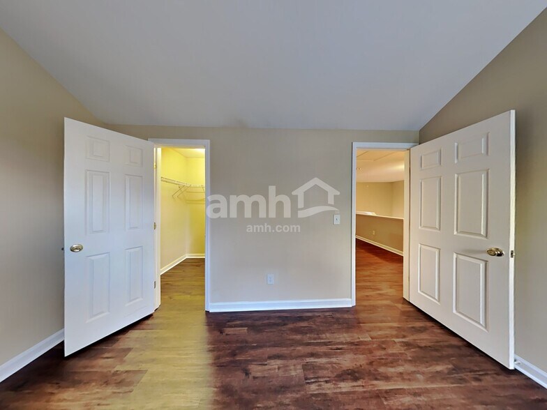 Building Photo - 1528 Pebble Ridge Dr