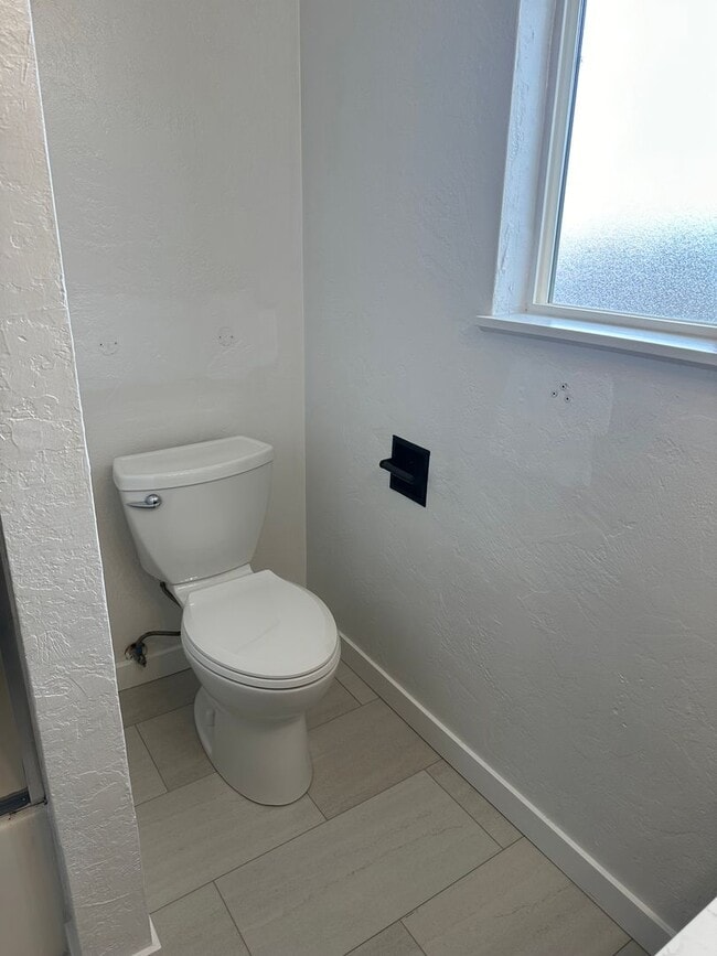 Building Photo - Updated 2 bedroom, 1 bath with garage!