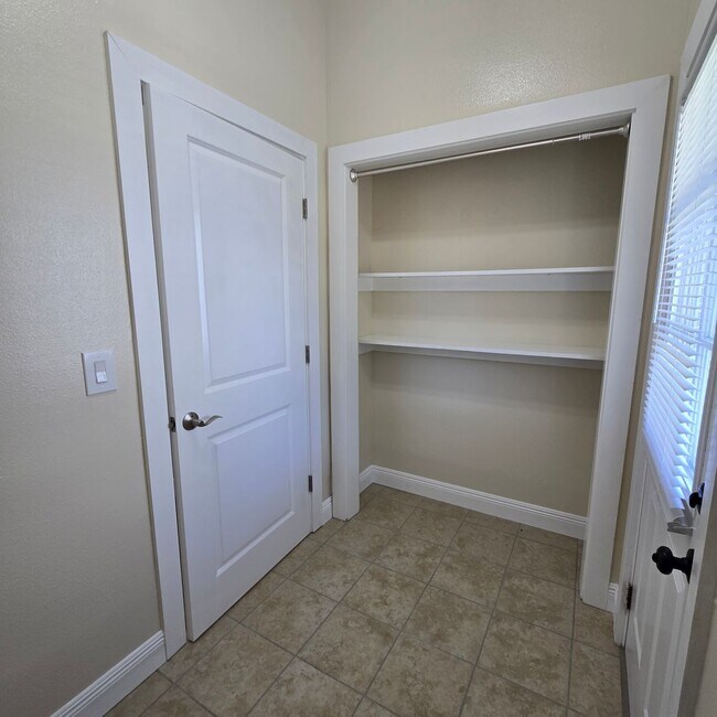 Building Photo - 1818 B Elvin - Move in Ready!!