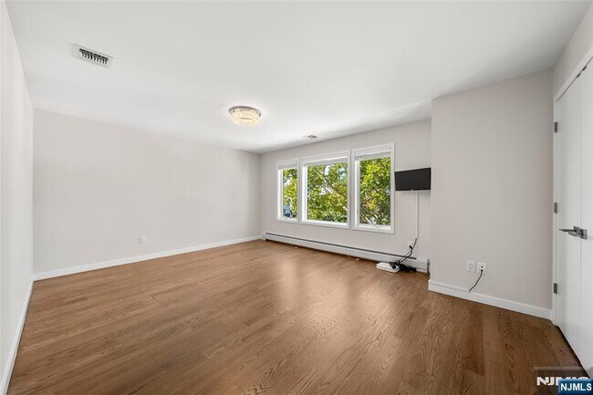 Building Photo - 506 Westview Ave