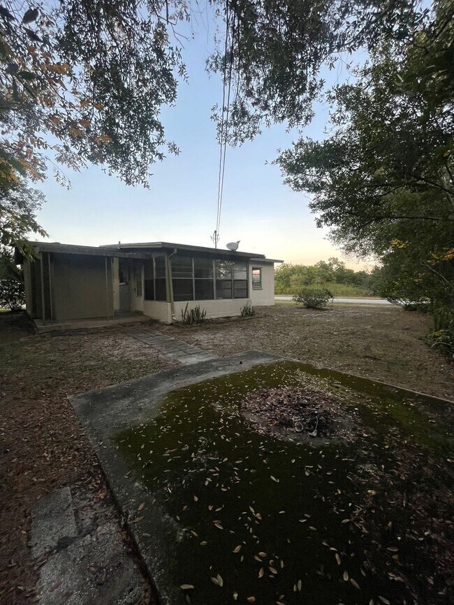 Building Photo - 2 Bed 1 Bath Home | Pet Friendly | Washer Dryer Hook Ups | Section 8 Welcome