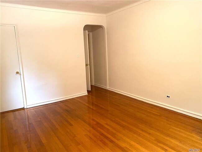 Building Photo - 68-38 Yellowstone Blvd