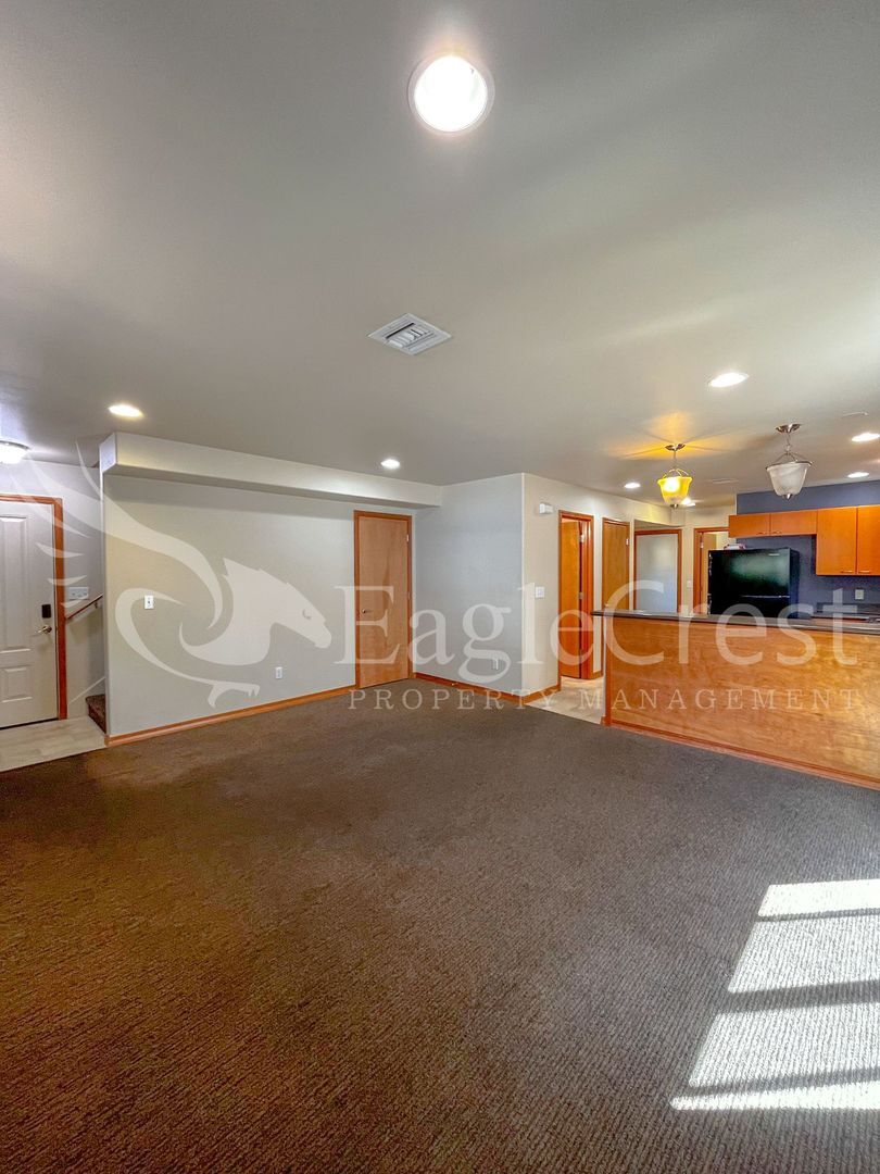 Building Photo - Large 6-Bedroom Whitman Neighborhood House; *Half Off 2nd Month Rent*