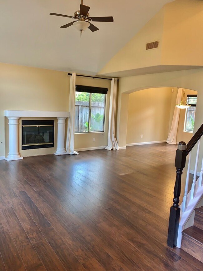 Building Photo - Beautifully Updated 4/2.5 near Woodward Park